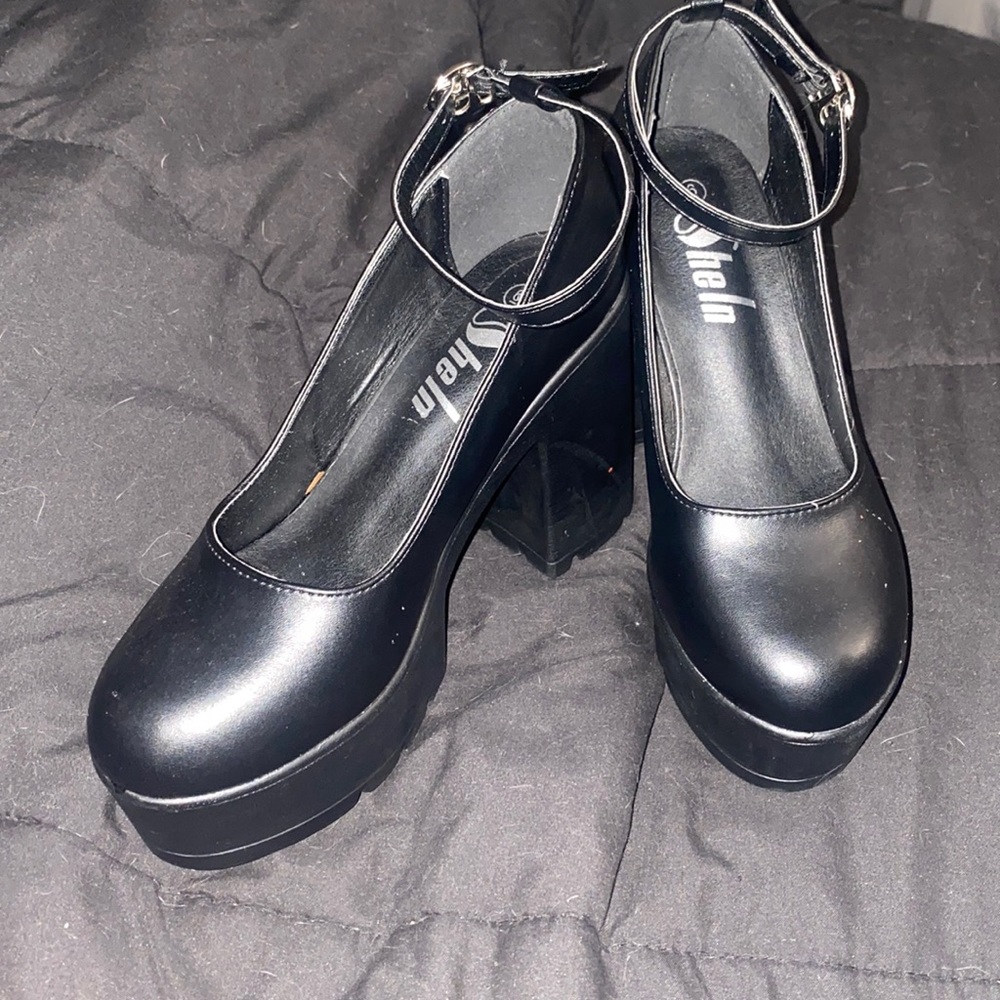 SheIn, size 6, black faux leather heel
